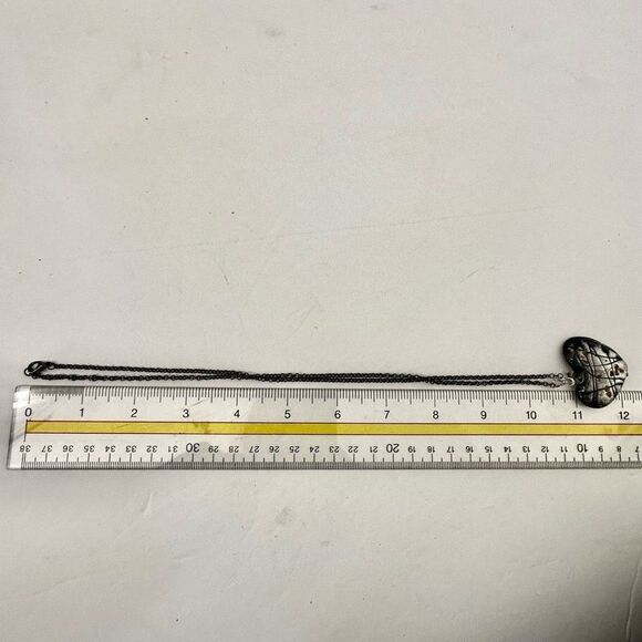 Grey  and black glass heart pendant necklace - Picture 8 of 9